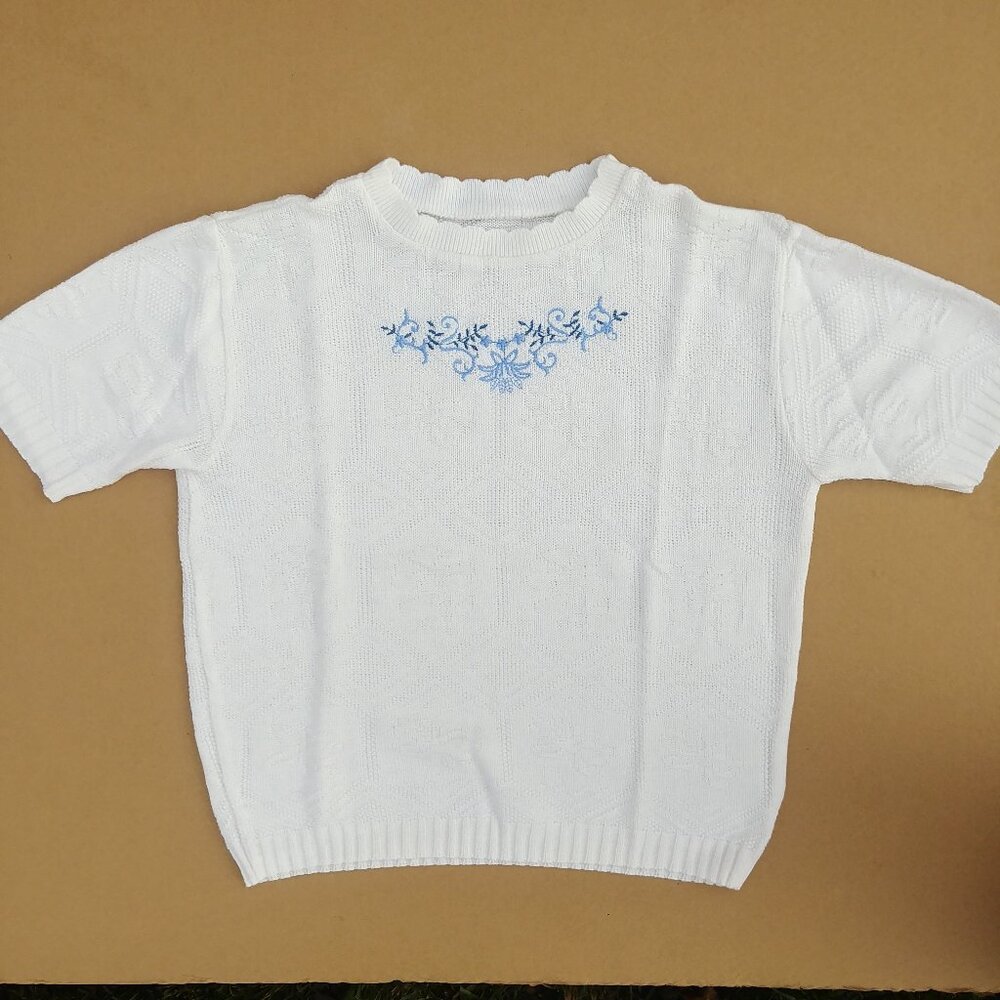 Vintage short sleeved white sweater top with blue embroidery fits like M…